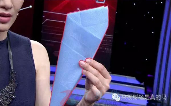 不用针线就能自制购物袋是真的。两边对齐变成一个细长的三角形——辨真伪网