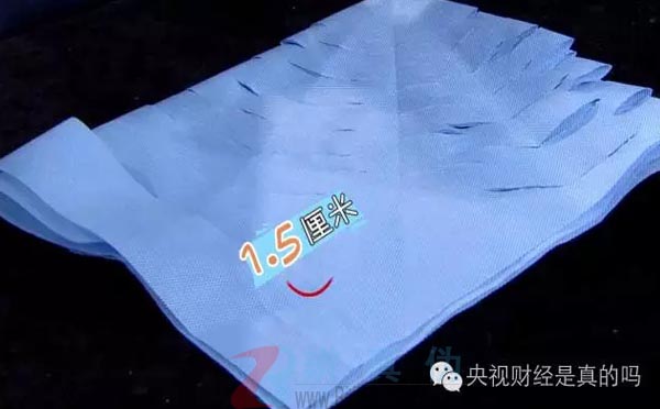 不用针线就能自制购物袋是真的。再向下剪1.5厘米的小口就可以了——辨真伪网