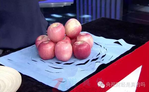 不用针线就能自制购物袋是真的。打开平铺，放上水果拎起——辨真伪网
