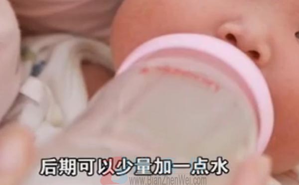 纯母乳喂养的婴儿半岁前一定要喂水是网络谣言。配方奶喂养的孩子，至少前三四个月也是不用加水的，后期可以少量加一点水——辨真伪网