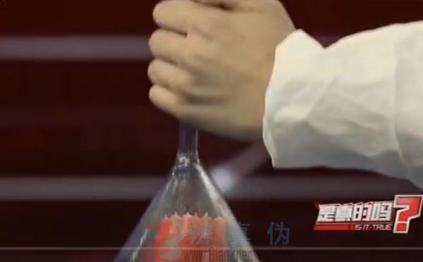 借助烟雾也能点燃蜡烛是真的。实验用的玻璃漏斗来熄灭蜡烛——辨真伪网