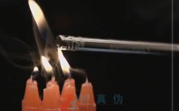 借助烟雾也能点燃蜡烛是真的。实验助理将蜡烛全部点燃。——辨真伪网