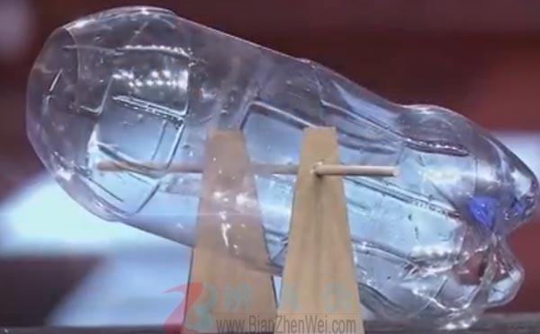 用塑料瓶做捕鼠器可轻松抓老鼠是真的。像跷跷板一样把瓶体支撑起来——辨真伪网