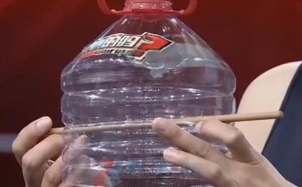 用塑料瓶就能做防水纸巾筒是真的。筷子横穿到塑料瓶的两个小洞里——辨真伪网