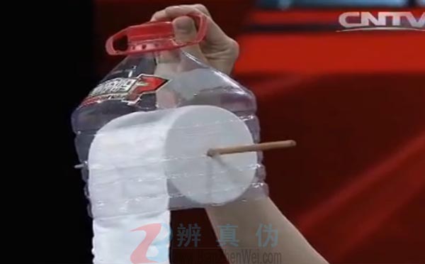 用塑料瓶就能做防水纸巾筒是真的。把筷子固定到塑料桶上——辨真伪网