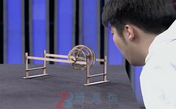 从同一方向吹小球能让它来去自如是真的。小球真的被吹回来了，经过多次验证，在同一个方向吹小球，小球真的做到了在轨道上来去自如——辨真伪网