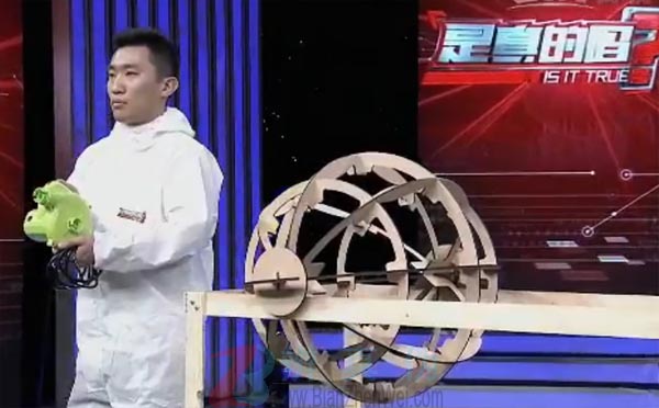 从同一方向吹小球能让它来去自如是真的。换了一个比小球大二十五倍的大球——辨真伪网
