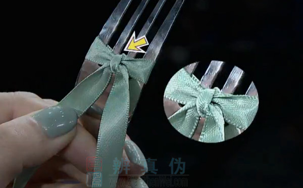 用叉子就能轻松制作蝴蝶结，叉子的背面也有一个小结非常的好看。将丝带从叉子上取下