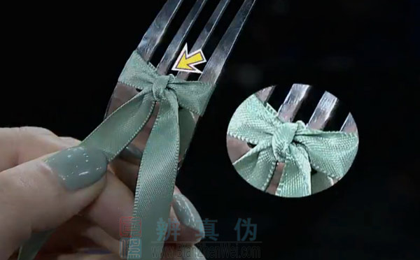 用叉子就能轻松制作蝴蝶结，叉子的背面也有一个小结非常的好看。将丝带从叉子上取下