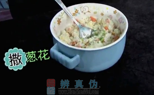 用微波炉可以做蛋炒饭，充分地拌匀后撒上香葱，再用微波炉加热30秒