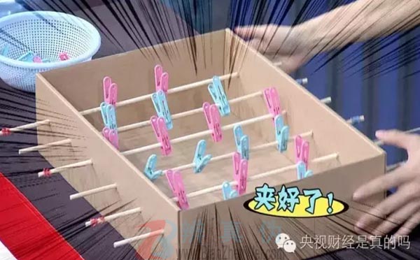 用鞋盒就能自制足球机，鞋盒的左右两边各切出一个长方形的球门——辨真伪网