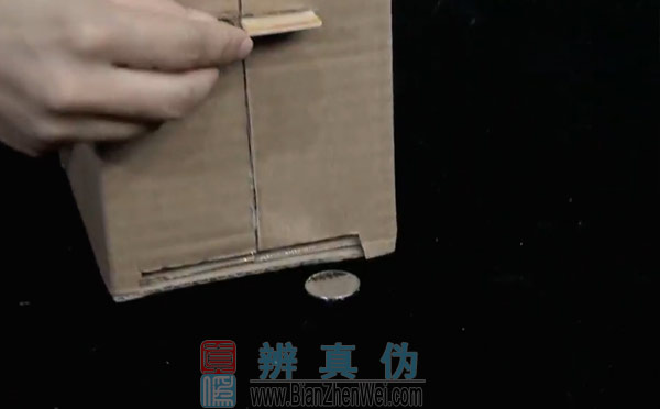 用纸盒就能做可自动取钱的储蓄盒，一插卡，硬币就从出钱口出来了