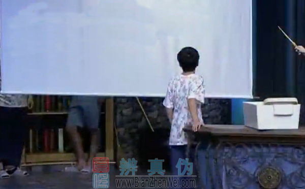 在家也能自制彩虹，在镜子的前方拉起了一块很大的白布